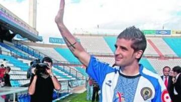 <b>EXPECTACIÓN. </b>Javier Portillo saluda a su nueva afición durante su presentación.