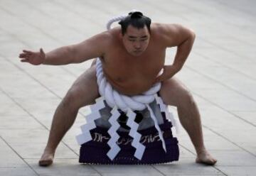 Los dos luchadores que compiten bajo los nombres de Yokozuna Kakuryu y Harumafuji son originarios de Mongolia. La ceremonia de ingreso al ring en la que se hace una ofrenda a los dioses sintoístas dura dos minutos.