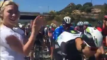 La modelo de Playboy April Summers estuvo a punto de provocar una grave caída en el pelotón en el Giro de Italia por una imprudencia.