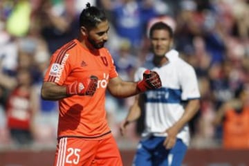 Johnny Herrera sorprendió en el Clásico Universitario con este particular look hipster. 