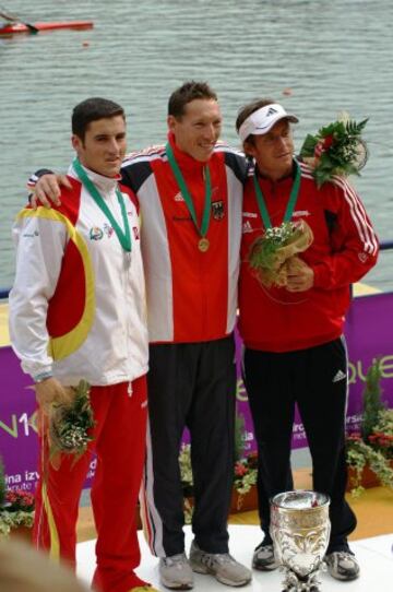 David Cal en el podio del Campeonato Mundial de Zagreb 2005 tras ganar la medalla de plata en C1-1000 metros.