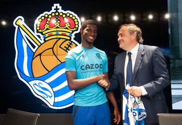 El futbolista francés Mohamed-Ali Cho de 18 años llega al equipo vasco para reforzar la delantera de cara a la próxima temporada. En la foto, posa con Jokin Aperribai, presidente de la Real Sociedad. 