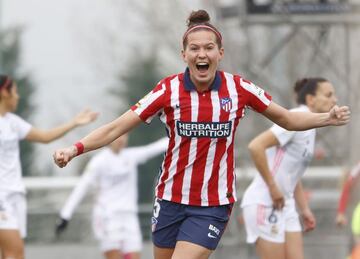 Van Dongen celebra su gol al Real Madrid, que dio la victoria al Atlético en el primer derbi de la historia del fútbol femenino.