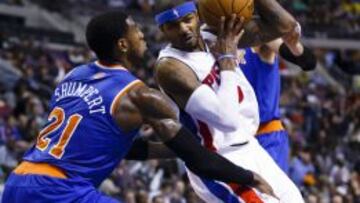 Josh Smith (6) es defendido por Iman Shumpert (21) i