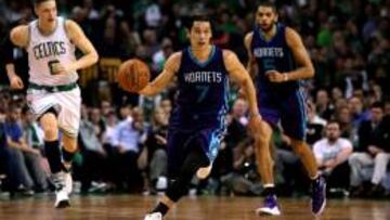 Jeremy Lin lleva el bal&oacute;n durante el Boston Celtics-Charlotte Hornets.