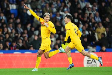Cabezazo de gol de Araújo a un pase filtrado alto de Gündogan, pitan fuera de juego pero revisa el VAR... ¡Gol del Barcelona! 1-0