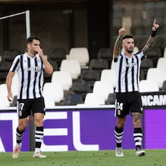 Álex Millán y el colegiado castigan al Tenerife