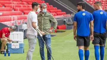 Aduriz saluda a Villalibre en San Mamés.