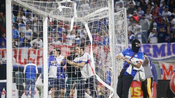 Futbol, Universidad Católica vs Audax Italiano.
Octavos de final, Copa Chile 2022.
Hinchas de Universidad Católica alientan durante el partido contra Audax Italiano por la vuelta de los octavos de final de la Copa Chile realizado en el estadio San Carlos de Apoquindo.
Santiago, Chile.
19/08/2022
Marcelo Hernandez/Photosport
Football, Universidad Catolica vs Audax Italiano.
Round of 16, 2022 Copa Chile Championship.
Universidad Catolica's fans cheer during the round of 16, second leg match, of the Copa Chile Championship against Audax Italiano at San Carlos de Apoquindo stadium in Santiago, Chile.
19/08/2022
Marcelo Hernandez/Photosport