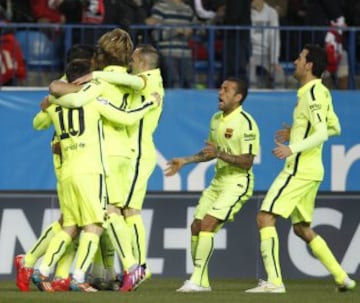 1-1. Neymar celebró el tanto del empate con sus compañeros.