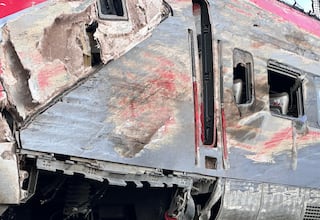 Uno de los vagones del Iryo accidentado en Adamuz es transportado por una grúa, a 23 de enero de 2026, en Audaz, Córdoba, Andalucía (España). Los trabajos en la zona del accidente ferroviario en Adamuz (Córdoba) continúan hoy centrados en la retirada de los restos de ambos trenes y la limpieza de las vías, todo ello después de que hayan finalizado las labores de emergencia tras localizarse en la tarde de este pasado jueves a las dos últimas víctimas desaparecidas, que han elevado a 45 el número de personas fallecidas en este siniestro.
23 ENERO 2026
Europa Press
23/01/2026