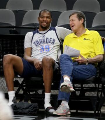 Junto a Kevin Durant. "Descansa en el paraíso", escribió el alero tras conocer su muerte.