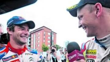 <b>BUEN AMBIENTE. </b>Hirvonen recibe la felicitación de Loeb, al que le está poniendo las cosas difíciles.