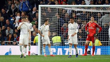 GRAF9396. MADRID, 05/03/2019.- Los jugadores del Real Madrid tras encajar el tercer gol ante el Ajax, durante el partido de vuelta de los octavos de final de la Liga de Campeones que se disputa esta noche en el estadio Santiago Bernabéu, en Madrid.