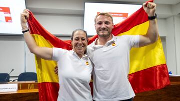 El piragüista Marcus Cooper junto a la regatista Támara Echegoyen posan con la bandera de España tras anunciar en rueda de prensa que serán los abanderados de España en los próximos Juego Olímpicos de París 
