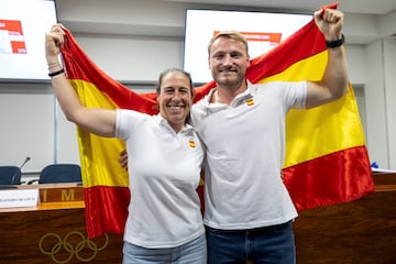 El piragüista Marcus Cooper junto a la regatista Támara Echegoyen posan con la bandera de España tras anunciar en rueda de prensa que serán los abanderados de España en los próximos Juego Olímpicos de París 
