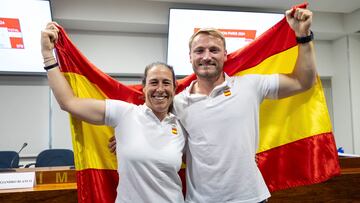 MADRID, 26/06/2024.- El piragüista Marcus Cooper junto a la regatista Tamara Echegoyen posan con la bandera de España tras anunciar en rueda de prensa que serán los abanderados de España en los próximos Juego Olímpicos de París. EFE/ Daniel Gonzalez