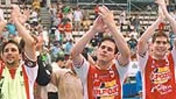 <b>QUINTO PARTIDO. </b>Los jugadores murcianos aplauden a la grada tras ganar a Interviú Boomerang.