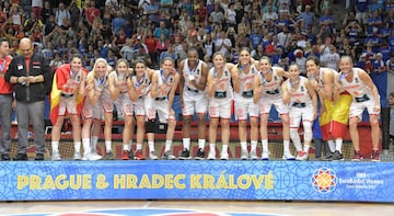 Las jugadoras españolas levantan el trofeo de campeonas de Europa.