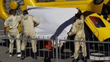 Fernando Alonso es trasladado en helic&oacute;ptero al hospital tras su accidente hace un a&ntilde;o.