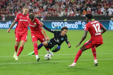 El portugués es parado en forma de falta por los futbolistas del Leverkusen