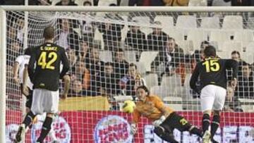 <b>TINO NO PERDONÓ. </b>El argentino fusiló a Cristian a los seis minutos de penalti. Tino Costa anotó su cuarto gol en cinco partidos.