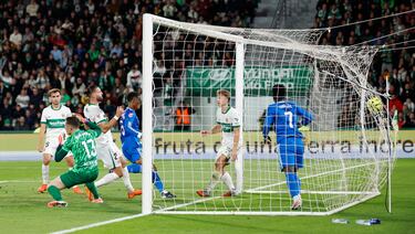 2-2. Jude Bellingham remata a puerta vacía tras una asistencia de Kylian Mbappé. El tanto se revisa en el VAR por un golpe de Vinicius con la rodilla a Iñaki Peña. El gol sube al marcador.