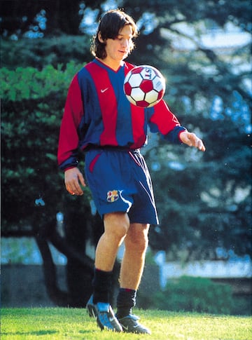 Messi formó parte de los equipos inferiores del Barcelona entre 2000 y 2004. Debutó con el Infantil B ante el Amposta, el 7 de marzo de 2001, en el que anotó un gol.