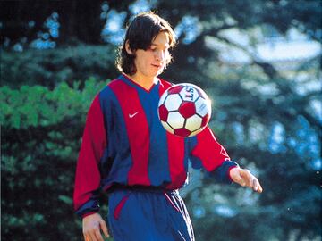 Messi formó parte de los equipos inferiores del Barcelona entre 2000 y 2004. Debutó con el Infantil B ante el Amposta, el 7 de marzo de 2001, en el que anotó un gol.