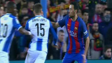 Manotazo de Busquets a David López delante de Mateu Lahoz