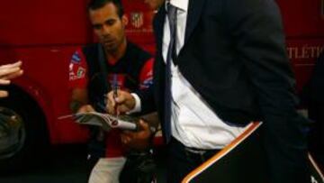 <b>INSIGNE. </b>Forlán firma autógrafos a su llegada a Bilbao. 150 hinchas recibieron al equipo en su hotel de concentración.