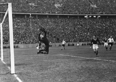 O cómo la selección de la ‘España Nacional’ no podía, claro está, vestir de rojo. Durante la contienda, el bando franquista reorganizó el deporte bajo el mando del general Moscardó y el coronel Troncoso. La selección, reconocida por la FIFA en 1937, alineó a figuras como Quincoces o Eizaguirre, que entrenaban entre combates. Hasta bien entrados los años 40, el equipo jugó de azul falangista y blanco, colores que no volverían a ser rojos hasta bien pasada la guerra.