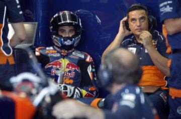 Miguel Oliveira en el box del circuito Ricardo Tormo de Cheste. Opta al t¨ªtulo de campe¨®n de Moto3.