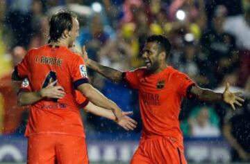 El centrocampista croata del FC Barcelona Ivan Rakitic celebra su gol con el defensa brasileño Dani Alves, el segundo del equipo.
