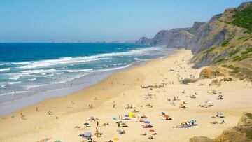 Esta es una playa amplia, con un arenal que se pierde de vista. La visi¨®n de los acantilados en sucesivos recortes, cada vez m¨¢s nebulosos, es deslumbrante. A lo largo de la playa, y a pesar de que es frecuentada por escuelas de surf y bodyboard, siempre es posible encontrar algo de tranquilidad. Los acantilados son altos ¡ªalcanzan m¨¢s de cien metros de altura¡ª, y en esta playa hay un pe?asco que hace las veces de mirador natural y desde el cual se suelen realizar saltos de parapente.
