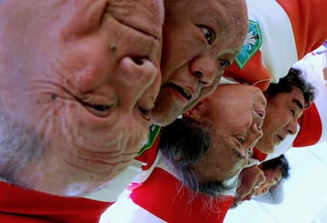 El Fuwaku Rugby Club de Tokio, fundado en 1948, es uno de los 150 clubes japoneses que organizan partidos competitivos y de contacto para jugadores mayores de 40 años. Según las Naciones Unidas, Japón es el país con la población con mayor envejecimiento del mundo. Las personas mayores son particularmente vulnerables a la soledad, ya que el 15% de los hombres mayores que viven solos tienen menos de una conversación en dos semanas, según un informe publicado en The Japan Times . El rugby no solo mantiene activos a los jugadores, sino que ofrece una vida social plena. 