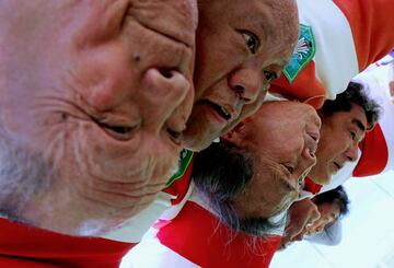 El Fuwaku Rugby Club de Tokio, fundado en 1948, es uno de los 150 clubes japoneses que organizan partidos competitivos y de contacto para jugadores mayores de 40 a?os. Seg¨²n las Naciones Unidas, Jap¨®n es el pa¨ªs con la poblaci¨®n con mayor envejecimiento del mundo. Las personas mayores son particularmente vulnerables a la soledad, ya que el 15% de los hombres mayores que viven solos tienen menos de una conversaci¨®n en dos semanas, seg¨²n un informe publicado en The Japan Times . El rugby no solo mantiene activos a los jugadores, sino que ofrece una vida social plena.
