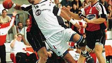 <B>SUPERIOR.</B> Juancho Pérez fue superior a la defensa suiza.