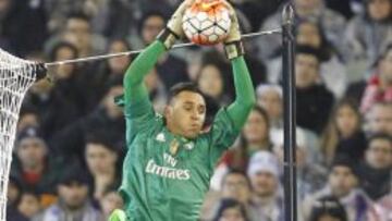 Keylor Navas bloca un bal&oacute;n ante el Manchester City.