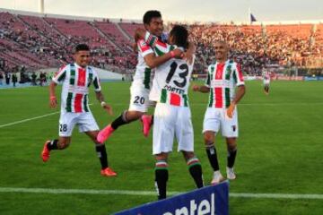 Fútbol, Palestino v Colo Colo.
Decimotercera fecha, Campeonato de Apertura 2015.
El jugador de Palestino Cesar Cortes, centro, celebra con sus compañeros el gol contra Colo Colo durante el partido de primera división en el estadio Nacional de Santiago, Chile.