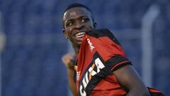 Vinicius Junior celebra el primer gol que marc&oacute; con el Flamengo.