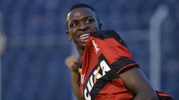 Vinicius Junior celebra el primer gol que marc&oacute; con el Flamengo.