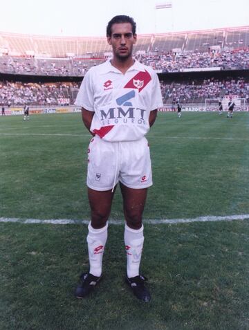 Era la gran promesa del Castilla, filial del Real Madrid, y tras pasar por el Celta aterriz¨® en Vallecas, pero pas¨® sin pena ni gloria. Con 22 a?os, jug¨® 20 partidos y anot¨® un gol en la ¨²nica temporada que milit¨® en el equipo vallecano.