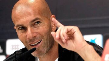 GRAF136. MADRID, 13/10/2017.- El entrenador del Real Madrid, Zinedine Zidane, durante la rueda de prensa posterior al entrenamiento realizado hoy en la Ciudad Deportiva de Valdebebas para preparar el partido de la octava jornada de Liga de Primera División que disputan ante el Getafe mañana en el Coliseum Alfonso Pérez. EFE/Fernando Alvarado