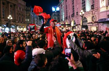 Miles de aficionados celebran en Londres el pase a las semifinales del Mundial de Qatar 2022. 