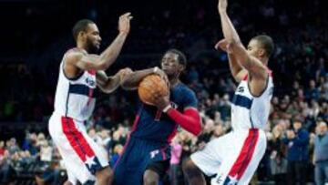 Reggie Jackson, rodeado por Rasual Butler y Ramon Sessions.