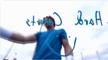 Casper Ruud escribe las palabras 'Hard Courts' (pistas duras) tras su victoria ante Dusan Lajovic en el Masters 1.000 de Canadá.