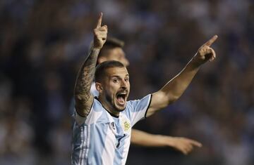En América no dio los resultados que se esperaban y fue vendido a Boca Juniors. Desde que llegó a los Xeneizes ha marcado 26 goles y su rendimiento lo llevó a la convocatoria de la Selección Argentina.