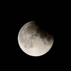 ¿Qué es un eclipse lunar parcial y cada cuánto tiempo ocurre?