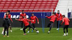 Los jugadores del Atl&eacute;tico durante el entrenamiento en el Wanda Metropolitano. 